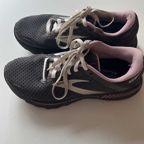 Brooks Adrenaline 22 in gray/lavender. Gently worn for walking only. SIZE 9 WIDE - Picture 5 of 8